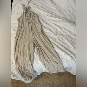 Is just wrinkly in photo. It’s a halter top jumpsuit. Size large. No stains!